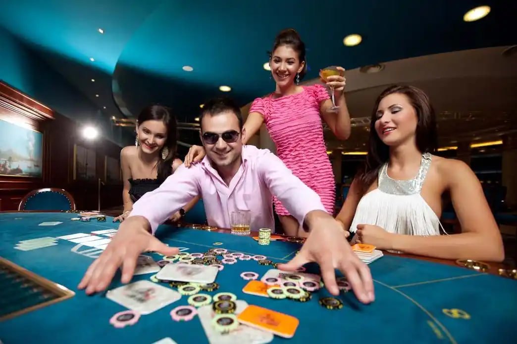 win8 life APP mobile screen တွင် slots နှင့် live casino ဂိမ်းများ ဖွင့်ကစားနေသော မြင်ကွင်း